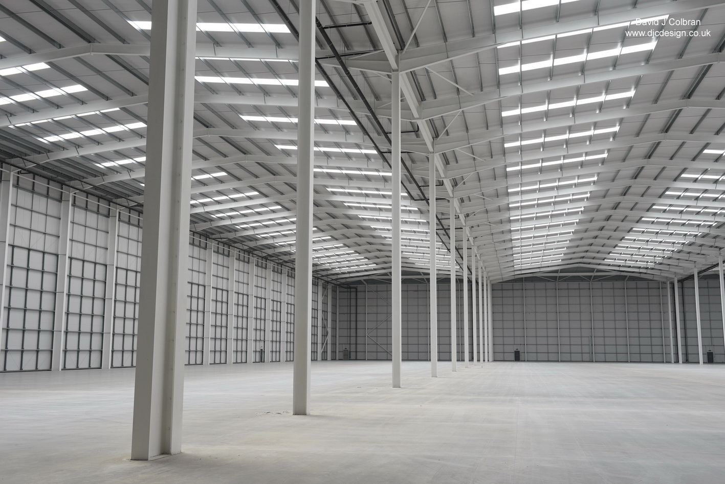 industrial interior photography example - a large empty warehouse image