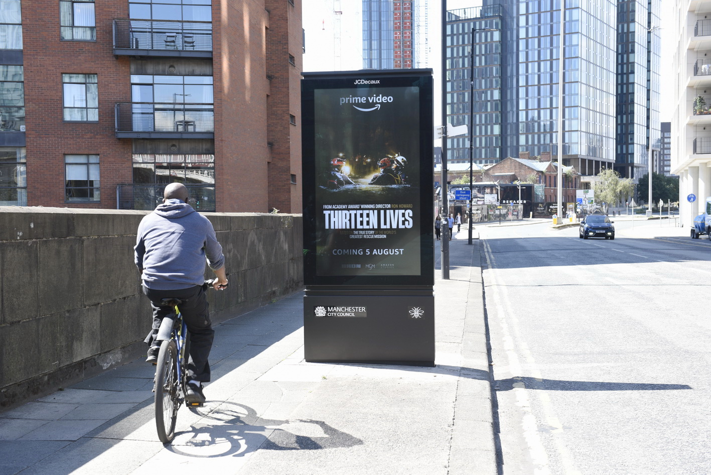 digital bus shelter size advertising photography